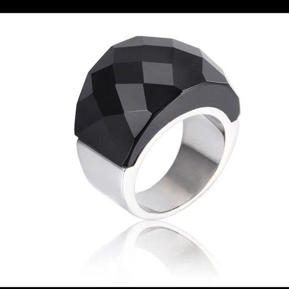 Cute Swarovski crystal ring size 8 with rhodium finish on steel - Picture 1 of 10